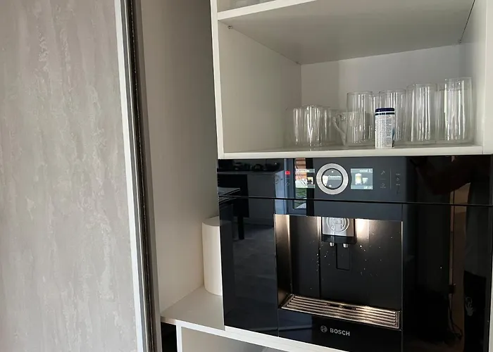 Lakeview 2 Penthouse Rooftop Terrace W15 شقة