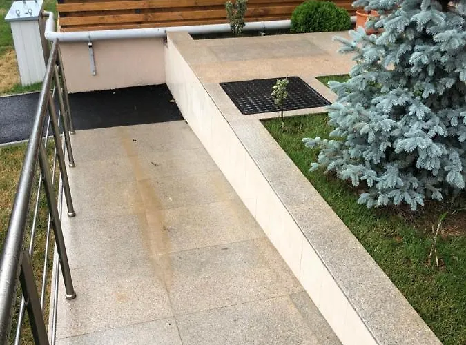 Lakeview 2 Penthouse Rooftop Terrace W15 *